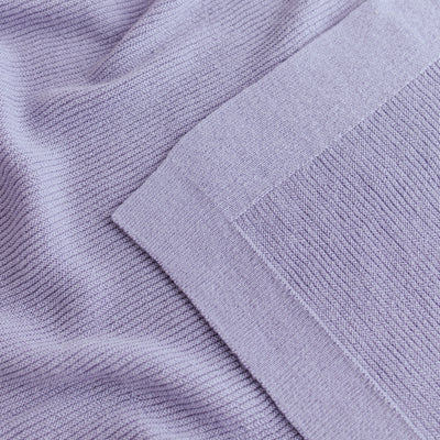 Close-up of Hvid's merino wool baby blanket in lilac (model Gustav), made from 100% extra fine Italian merino wool, ideal for newborns and babies with sensitive skin