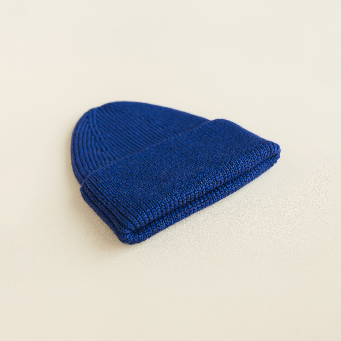 Hvid rib beanie made from 100% extra fine Italian merino wool in kobalt blue, soft baby and toddler hat handcrafted in Belgium, breathable and gentle for sensitive skin.