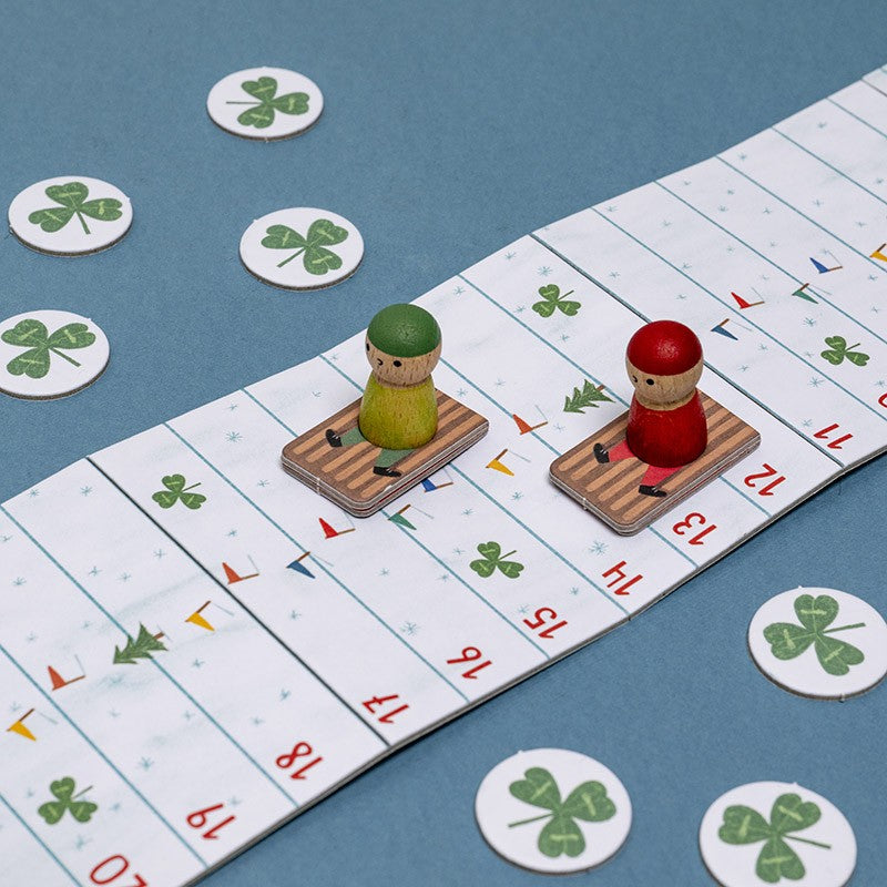 Londji Tiny Game Snow Race – sustainable racing board game for 2 players aged 4+, made in Barcelona with cardboard and beech wood, illustrated by Txell Darné.
