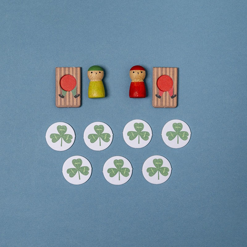 Londji Tiny Game Snow Race – sustainable racing board game for 2 players aged 4+, made in Barcelona with cardboard and beech wood, illustrated by Txell Darné.