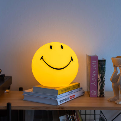 Smiley Star Light, a 25cm dimmable LED table lamp by Mr Maria, designed for a warm and cheerful atmosphere.