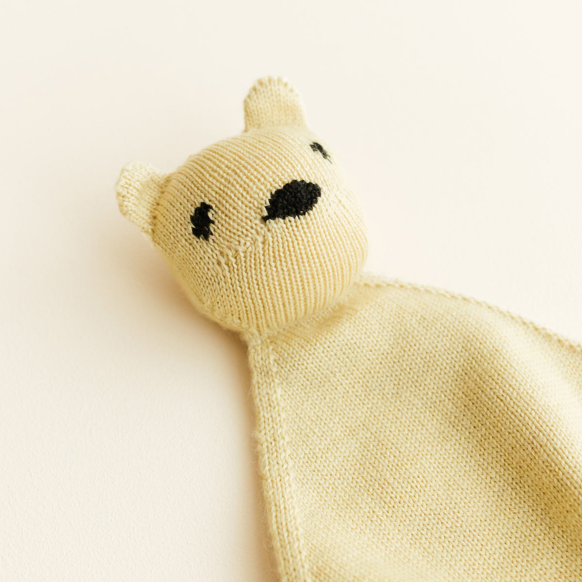 Teddy Tokki baby comforter made from soft Italian merino wool, handmade in Belgium – perfect for newborns and toddlers with sensitive skin