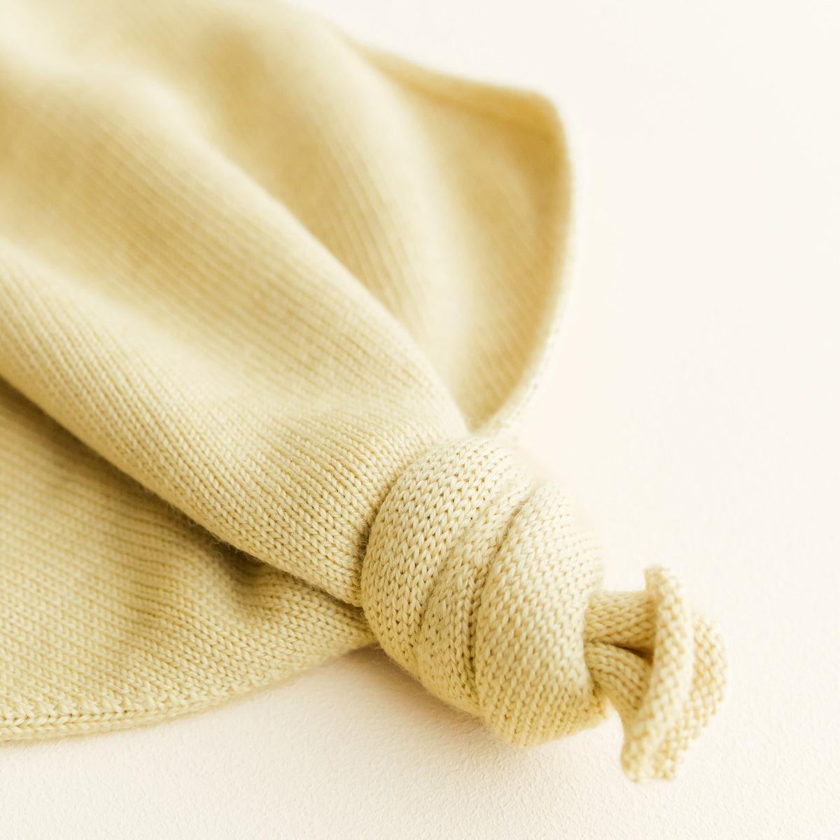 Teddy Tokki baby comforter made from soft Italian merino wool, handmade in Belgium – perfect for newborns and toddlers with sensitive skin