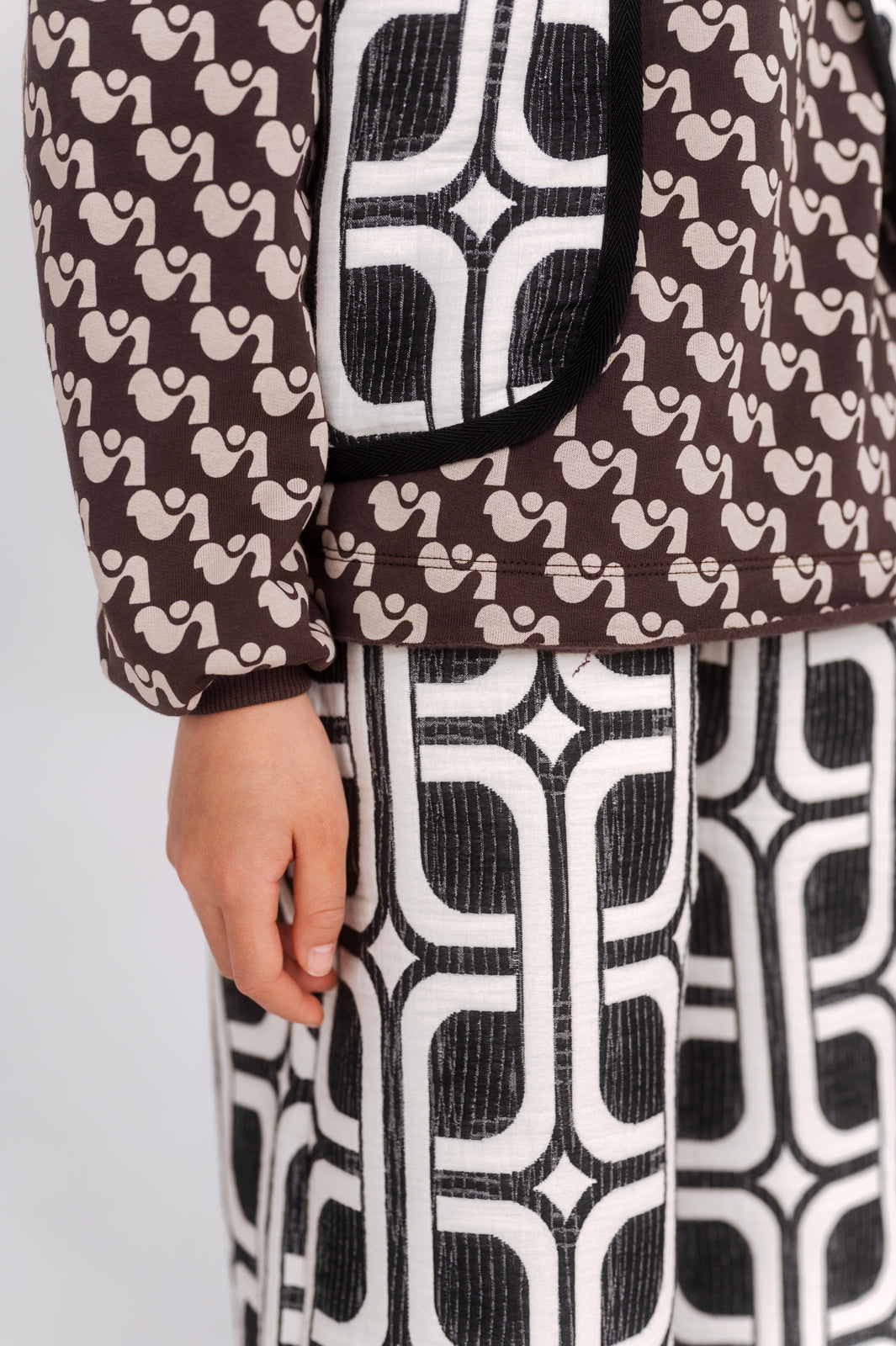 fancy collar sweater - graphic duck dot