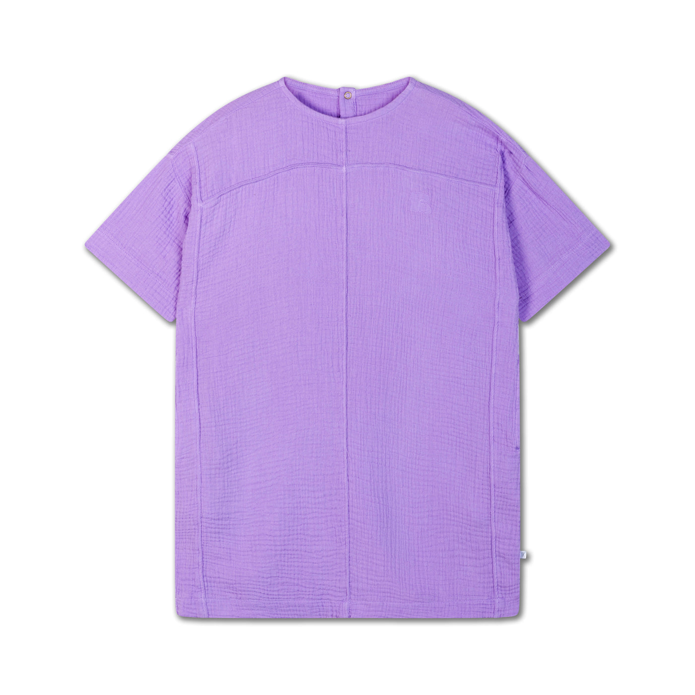 A breathable dress in violet lavendula made from organic double gauze cotton. Features a wide, boxy silhouette with detailed front seams and four snap buttons on the back