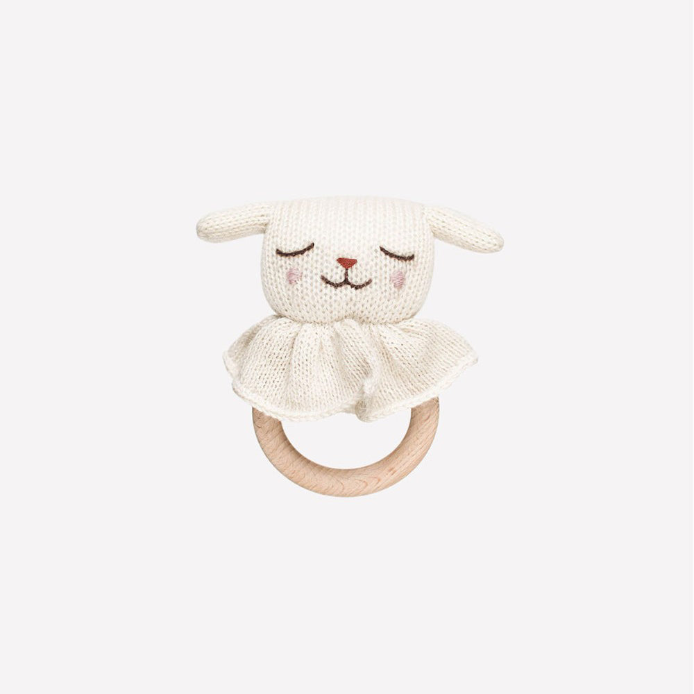 Hand-knitted lamb teether with natural maple wood ring, made of pure baby alpaca wool by Main Sauvage, hypoallergenic and perfect for sensitive skin