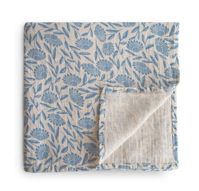 Cozy and soft organic cotton baby swaddle by Mushie with blue flower print, ideal for swaddling, nursing, and cuddling. Made from 100% organic muslin cotton, gentle on baby’s skin, 120x120cm