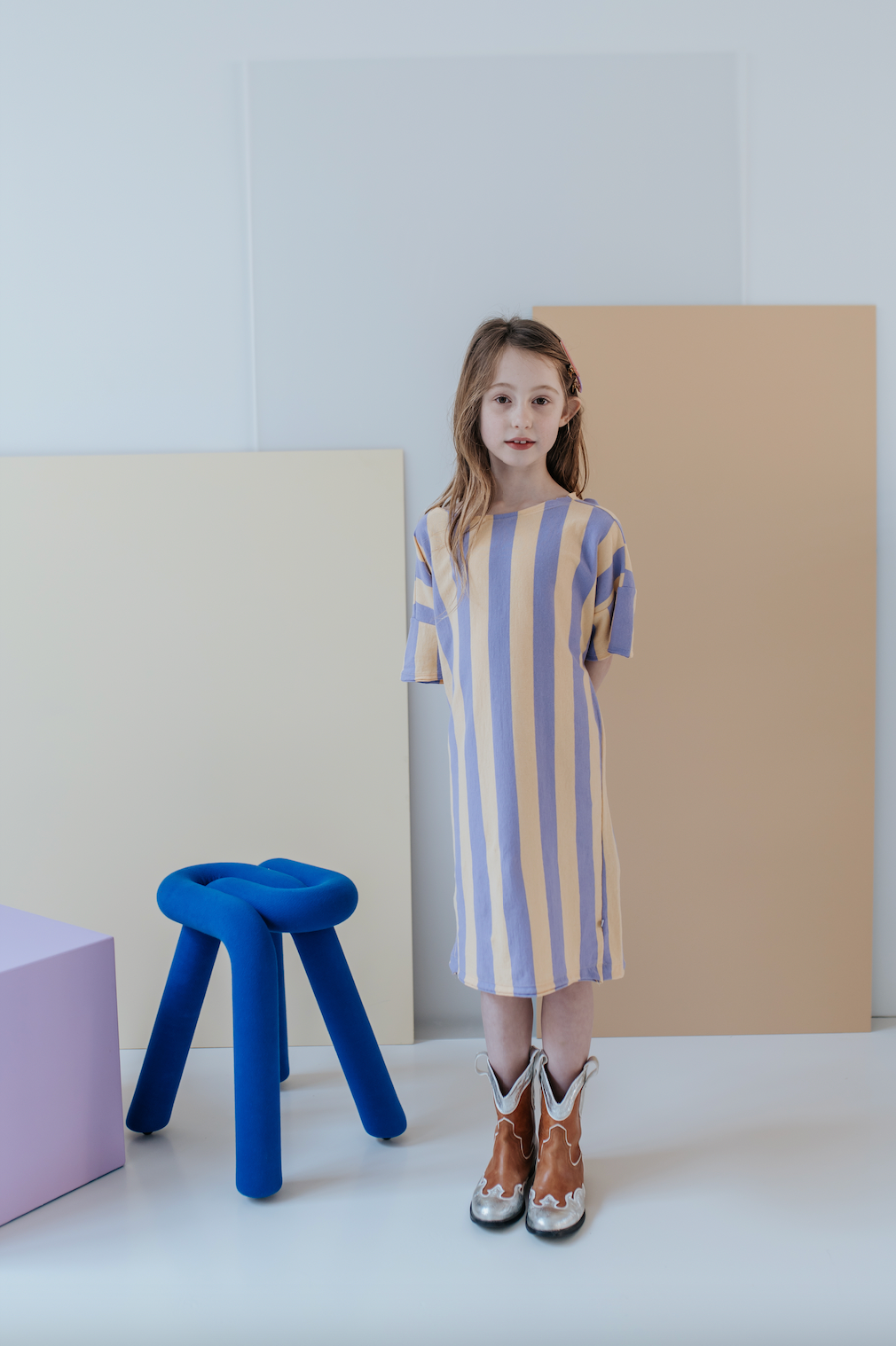 T-Shirt-Kleid mit fliederfarbenen Sonnenstreifen