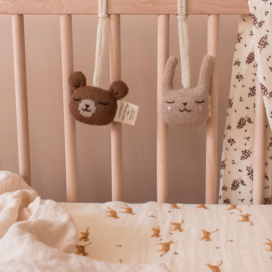 Main Sauvage hanging rattle - teddy