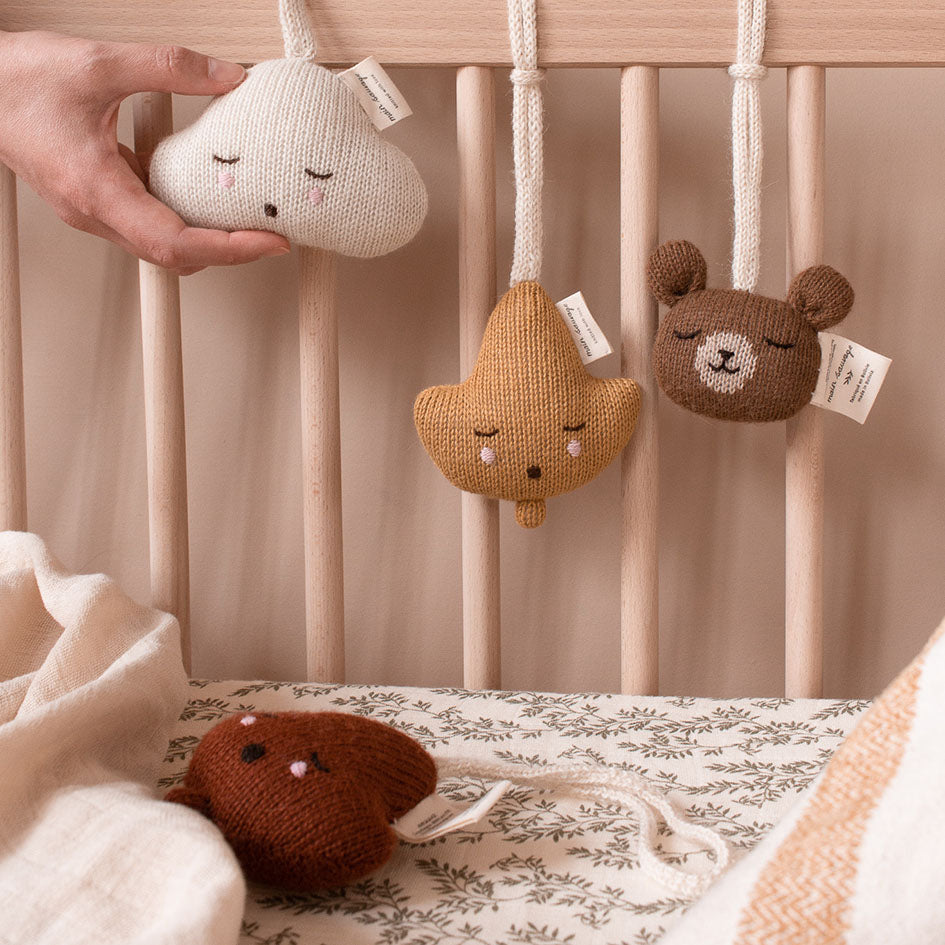 Main Sauvage hanging rattle - teddy